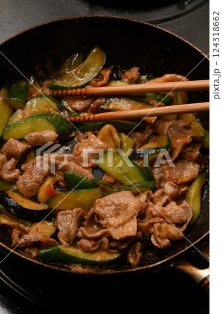 ナスとキュウリと豚肉のピリ辛味噌炒めの料理シーン ナスとキュウリと豚肉のピリ辛味噌炒めの料理シーン 124318662