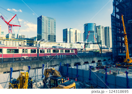 東京再開発 品川駅周辺の工事とクレーン 2025.03　a-3 暖色寒色強調 124318695
