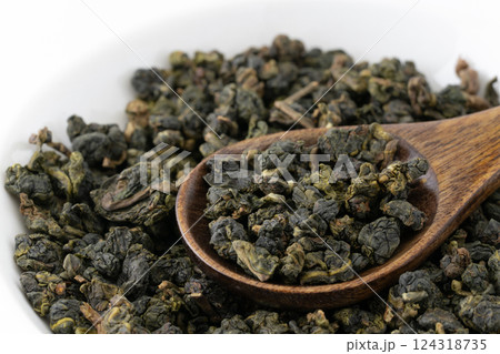 凍頂烏龍茶の茶葉のクローズアップ 凍頂烏龍茶の茶葉のクローズアップ 124318735