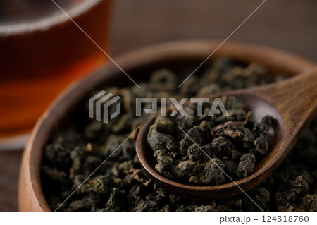 凍頂烏龍茶の茶葉のクローズアップ 124318760