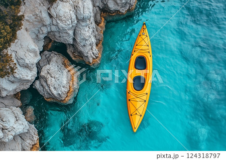 夏の海でカヌーに乗る人 夏の海でカヌーに乗る人 124318797