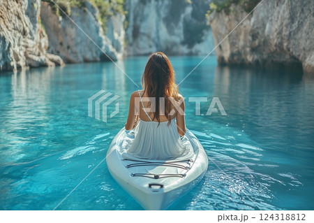 夏の海でカヌーに乗る人 124318812