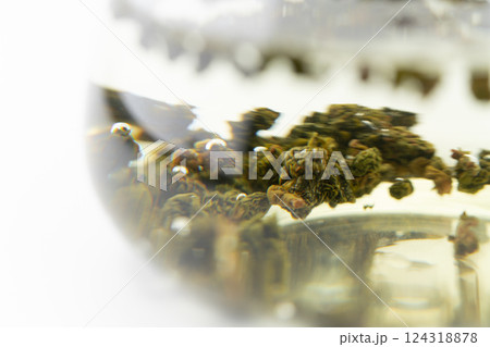 抽出中の凍頂烏龍茶の茶葉のクローズアップ 124318878