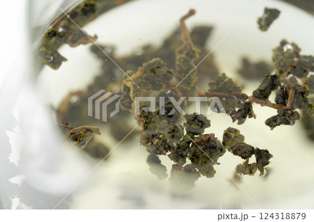抽出中の凍頂烏龍茶の茶葉のクローズアップ 124318879