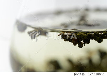 抽出中の凍頂烏龍茶の茶葉のクローズアップ 124318883