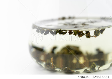 抽出中の凍頂烏龍茶の茶葉のクローズアップ 抽出中の凍頂烏龍茶の茶葉のクローズアップ 124318884