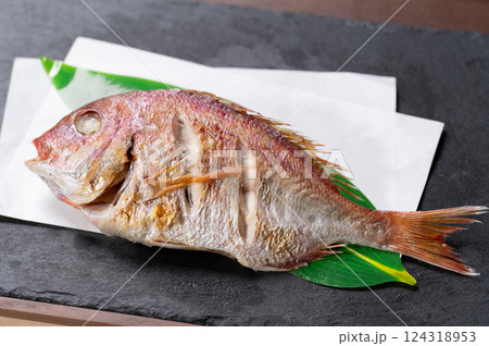 お祝い事の時の鯛の塩焼き 124318953
