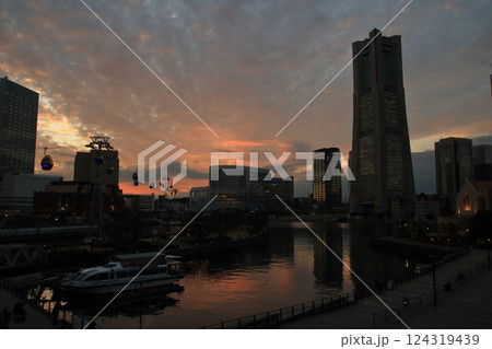 万国橋から見るみなとみらいの夕景 124319439