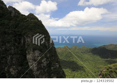 ランカウイ島スカイブリッジから見た岩山と海 124319502