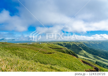 熊本県阿蘇市　秋の大観峰から眺める阿蘇のカルデラ 124319720