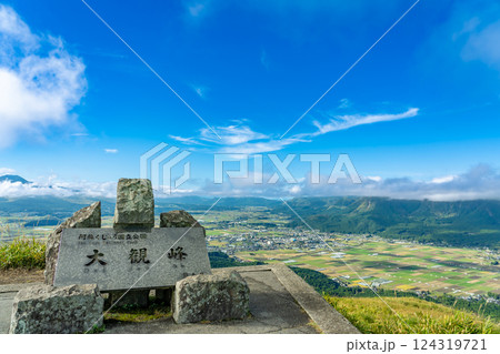 熊本県阿蘇市　秋の大観峰から眺める阿蘇のカルデラ 124319721