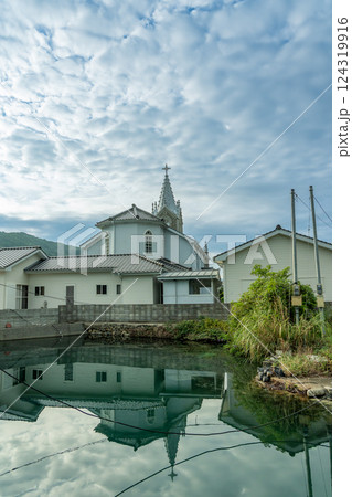 熊本県天草市　世界文化遺産に登録された天草の崎津カトリック教会の朝の海からの眺め 124319916