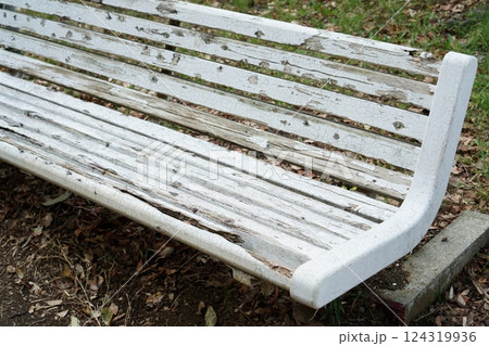 古くなった白いベンチ 124319936