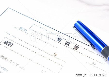 ビジネスに必須の領収書を書く ビジネスに必須の領収書を書く 124319979