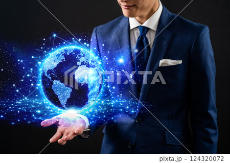 デジタルネットワークを指し示す男性ビジネスマン デジタルネットワークを指し示す男性ビジネスマン 124320072