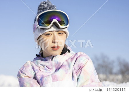 スキーウェアを着たかわいい女性 124320115