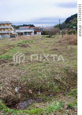 　冬枯れの農村風景 124320153