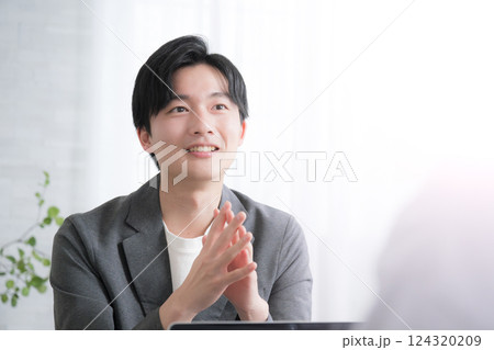 転職相談やキャリアカウンセリングなど受ける若い男性のイメージ 124320209