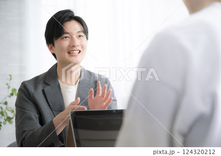 転職相談やキャリアカウンセリングなど受ける若い男性のイメージ 124320212