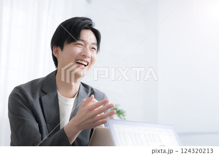 転職相談やキャリアカウンセリングなど受ける若い男性のイメージ 124320213