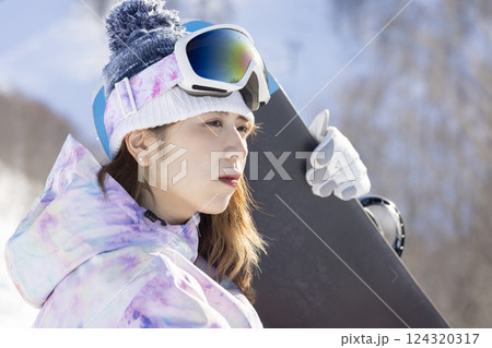 スキーウェアを着たかわいい女性 124320317