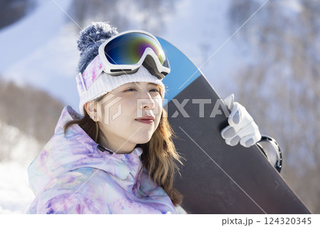 スキーウェアを着たかわいい女性 124320345