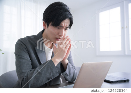 パソコンを見る、ビックリするイメージ 投資や株などにも パソコンを見る、ビックリするイメージ 投資や株などにも 124320564