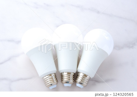 白い背景の電球で、高騰する電気代、あるいは、アイデアのひらめきのイメージ 白い背景の電球で、高騰する電気代、あるいは、アイデアのひらめきのイメージ 124320565