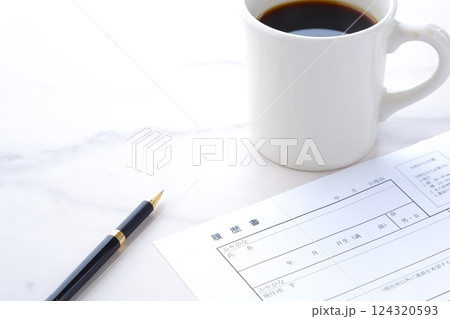 就職活動(就活)のために、コーヒーを飲みながら、履歴書を作成する 就職活動(就活)のために、コーヒーを飲みながら、履歴書を作成する 124320593