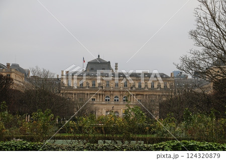 ルーブル美術館のすぐ横に建つパレ・ロワイヤル 124320879