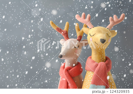 木工でできたマフラーを巻いたトナカイさん 124320935