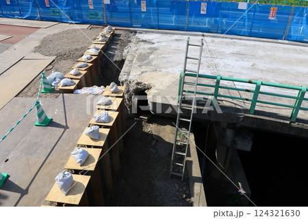 橋の架け替え工事 124321630