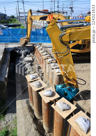 橋の架け替え工事 橋の架け替え工事 124321633