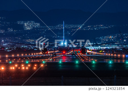 夜の伊丹空港滑走路の風景 夜の伊丹空港滑走路の風景 124321854