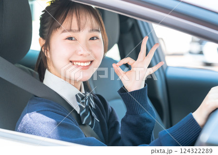 教習所で普通免許を取る高校生 124322289