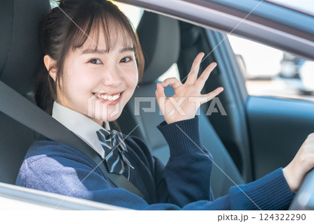 教習所で普通免許を取る高校生 教習所で普通免許を取る高校生 124322290