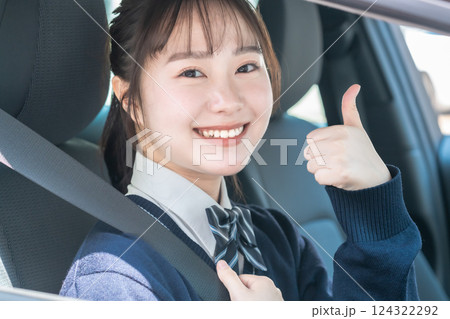 教習所で普通免許取得で嬉しい高校生 教習所で普通免許取得で嬉しい高校生 124322292