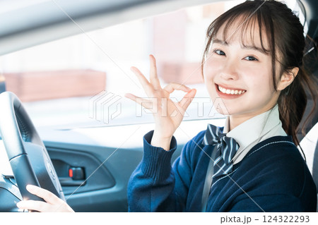 教習所で普通免許を取る高校生 124322293