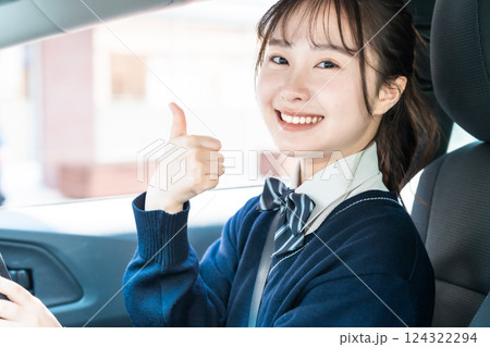 教習所で普通免許取得で嬉しい高校生 教習所で普通免許取得で嬉しい高校生 124322294