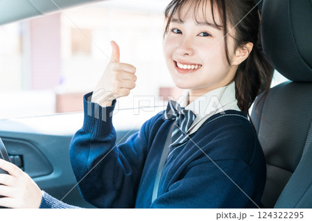 教習所で普通免許取得で嬉しい高校生 教習所で普通免許取得で嬉しい高校生 124322295