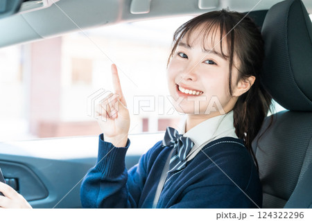 教習所で普通免許を取る高校生 124322296