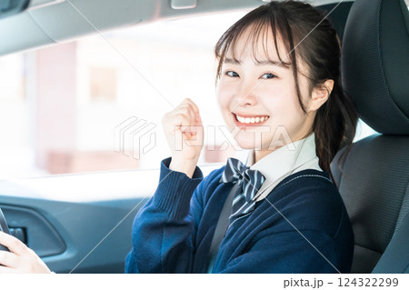 普通自動車免許をとったガッツポーズの女子高生 普通自動車免許をとったガッツポーズの女子高生 124322299