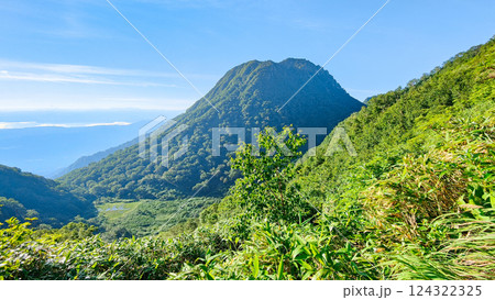 夏の火打山・妙高山登山（大倉乗越から望む妙高山） 124322325