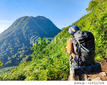 夏の火打山・妙高山登山（大倉乗越から妙高山を望む） 124322326