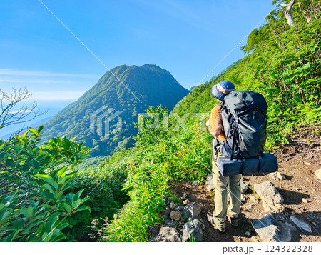 夏の火打山・妙高山登山（大倉乗越から妙高山を望む） 124322328