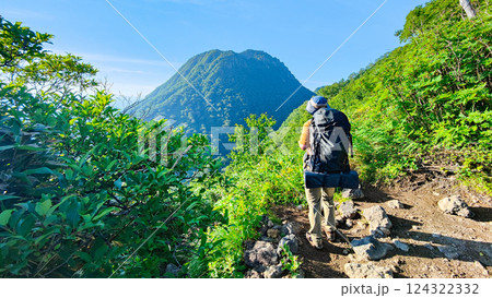 夏の火打山・妙高山登山（大倉乗越から妙高山を望む） 124322332