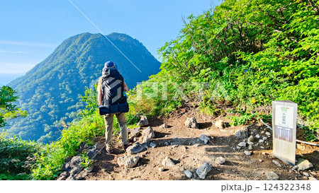夏の火打山・妙高山登山(大倉乗越から妙高山を望む) 夏の火打山・妙高山登山(大倉乗越から妙高山を望む) 124322348