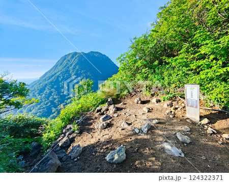 夏の火打山・妙高山登山(大倉乗越から望む妙高山) 夏の火打山・妙高山登山(大倉乗越から望む妙高山) 124322371