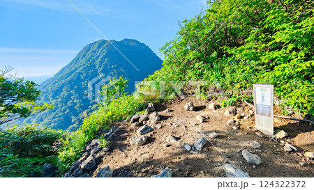 夏の火打山・妙高山登山（大倉乗越から望む妙高山） 124322372