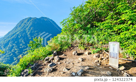 夏の火打山・妙高山登山（大倉乗越から望む妙高山） 124322374